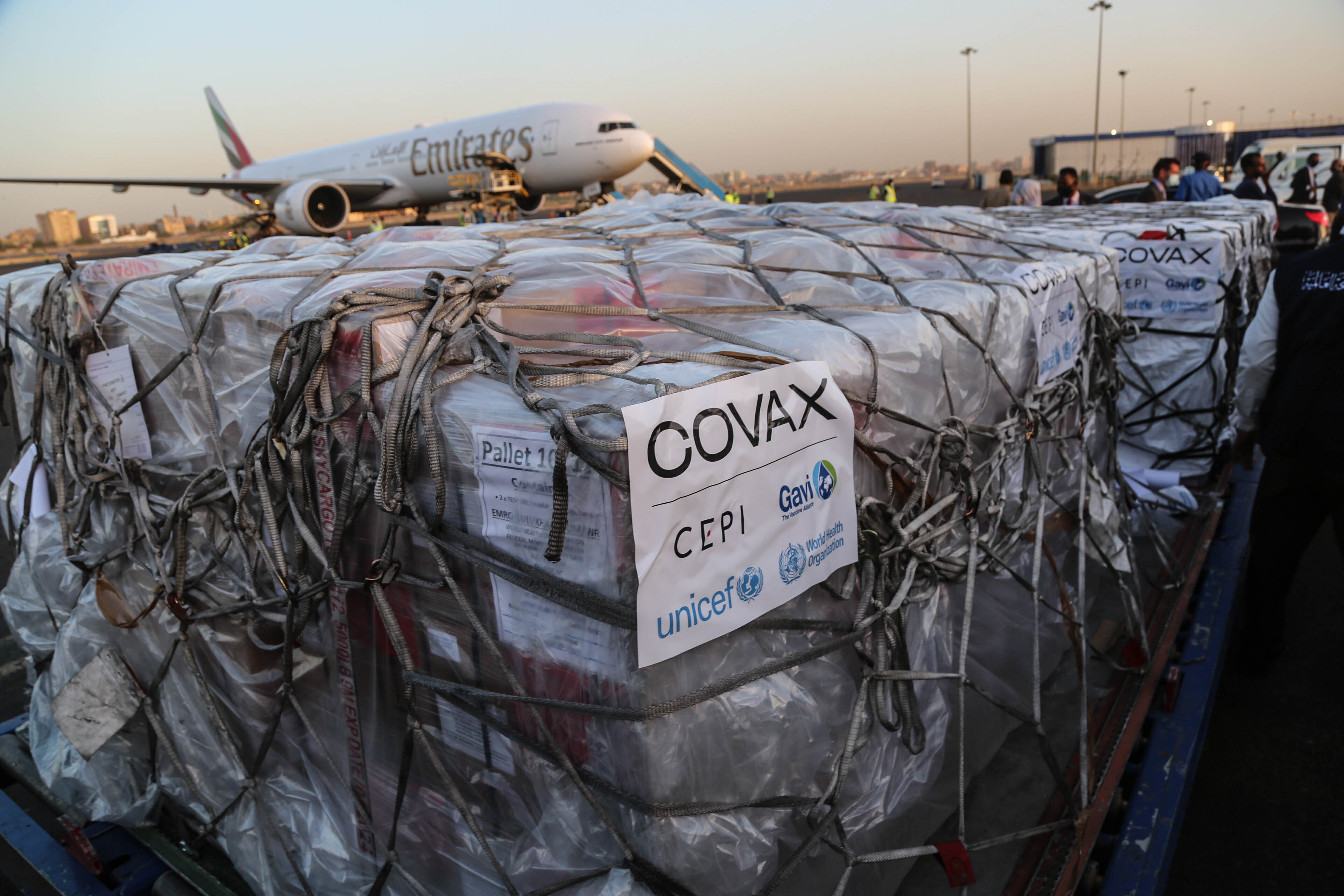 Vacinas do consórcio Covax são descarregadas em aeroporto no Sudão