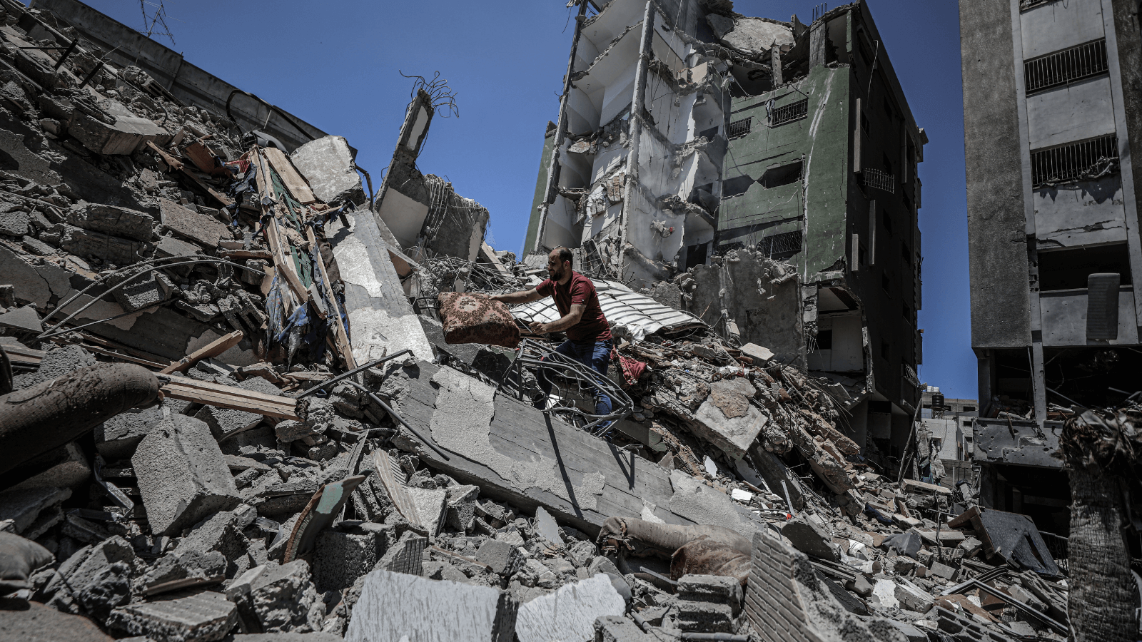 O jornalista palestino Alaa Shemali é visto nos destroços de sua casa demolida