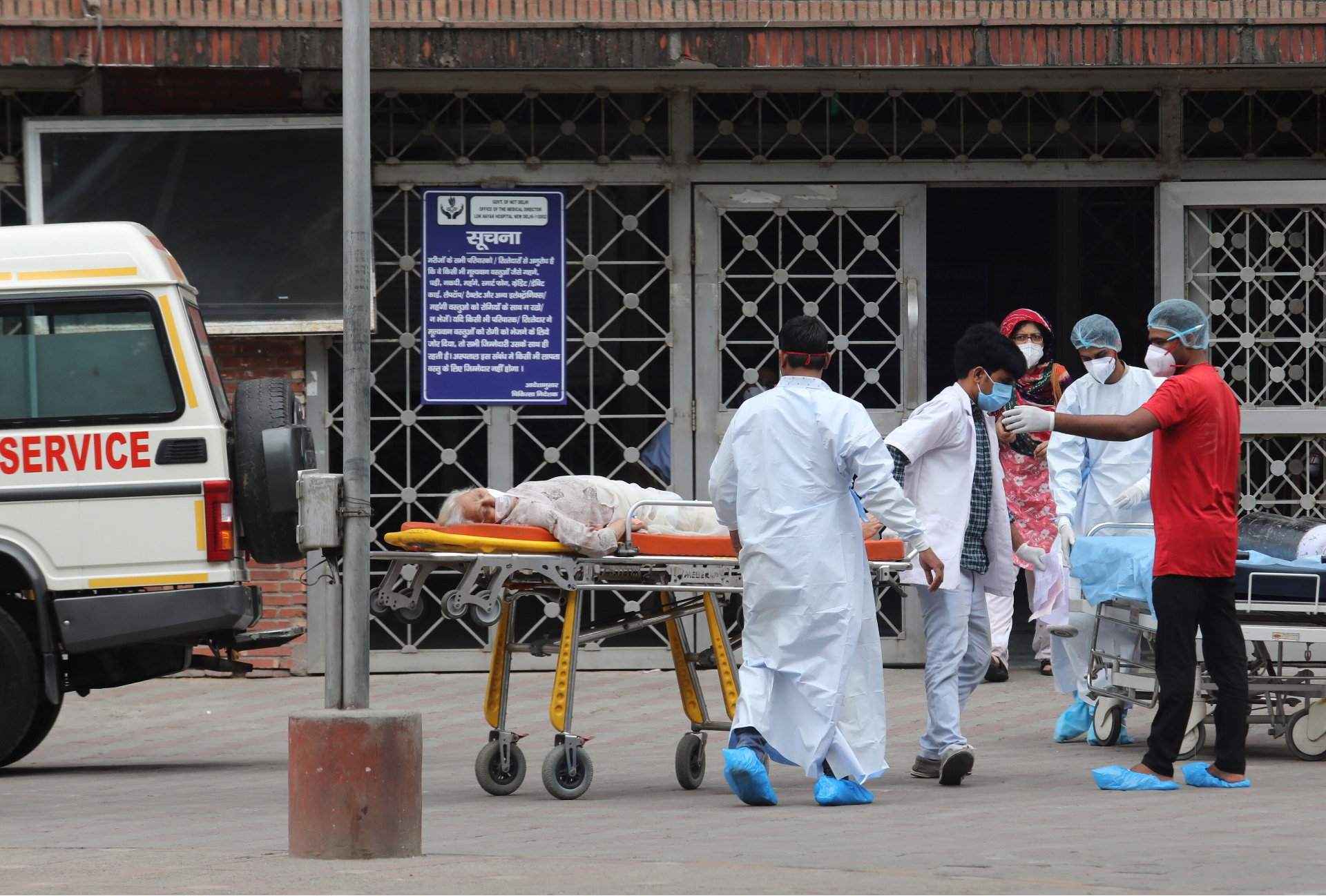 Paciente com Covid-19 é transportada para hospital na Índia