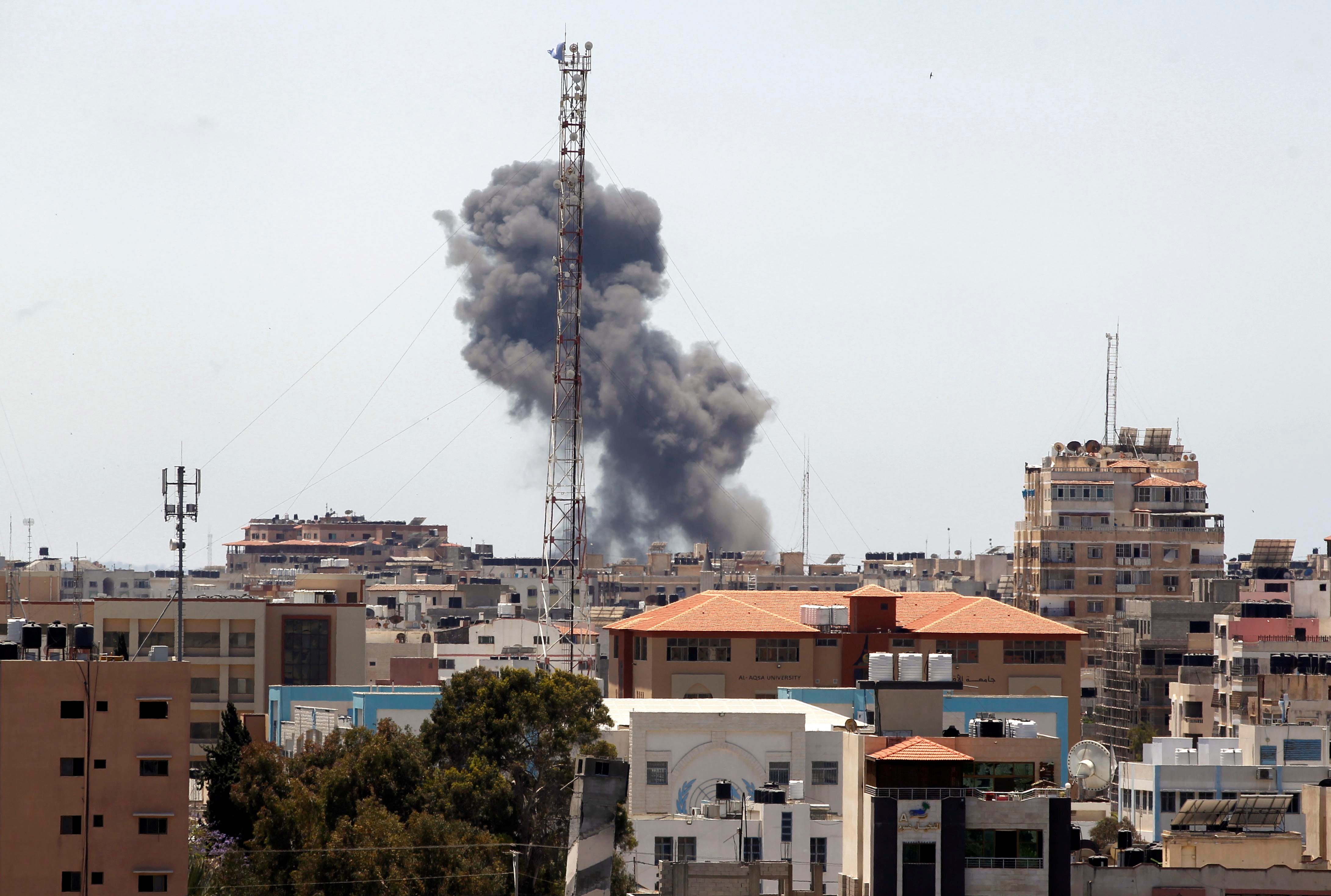 Fumaça em prédio de Gaza após ataque aéreo de Israel