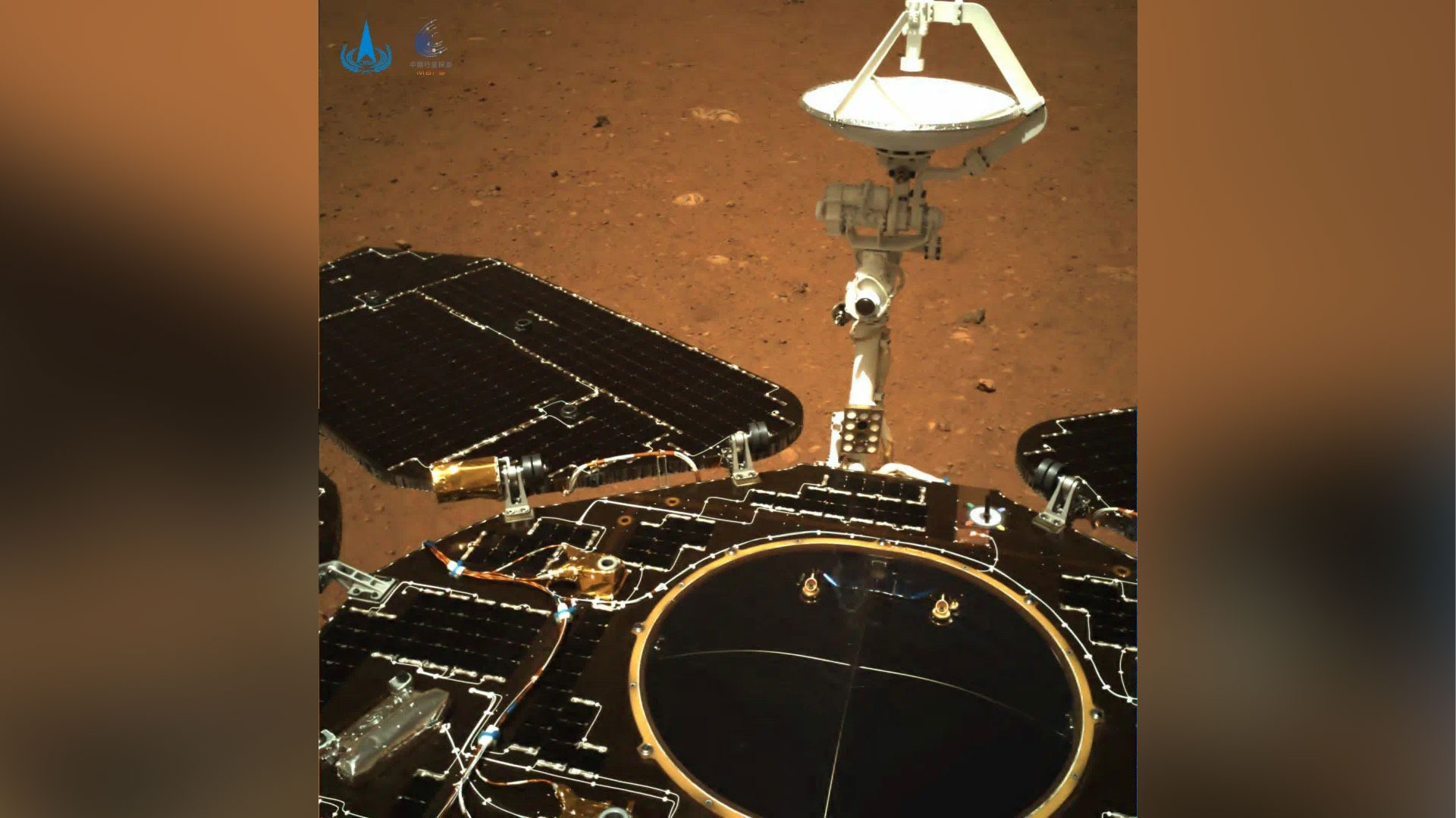 Imagem colorida mostra painel solar e a antena do rover chinês em Marte
