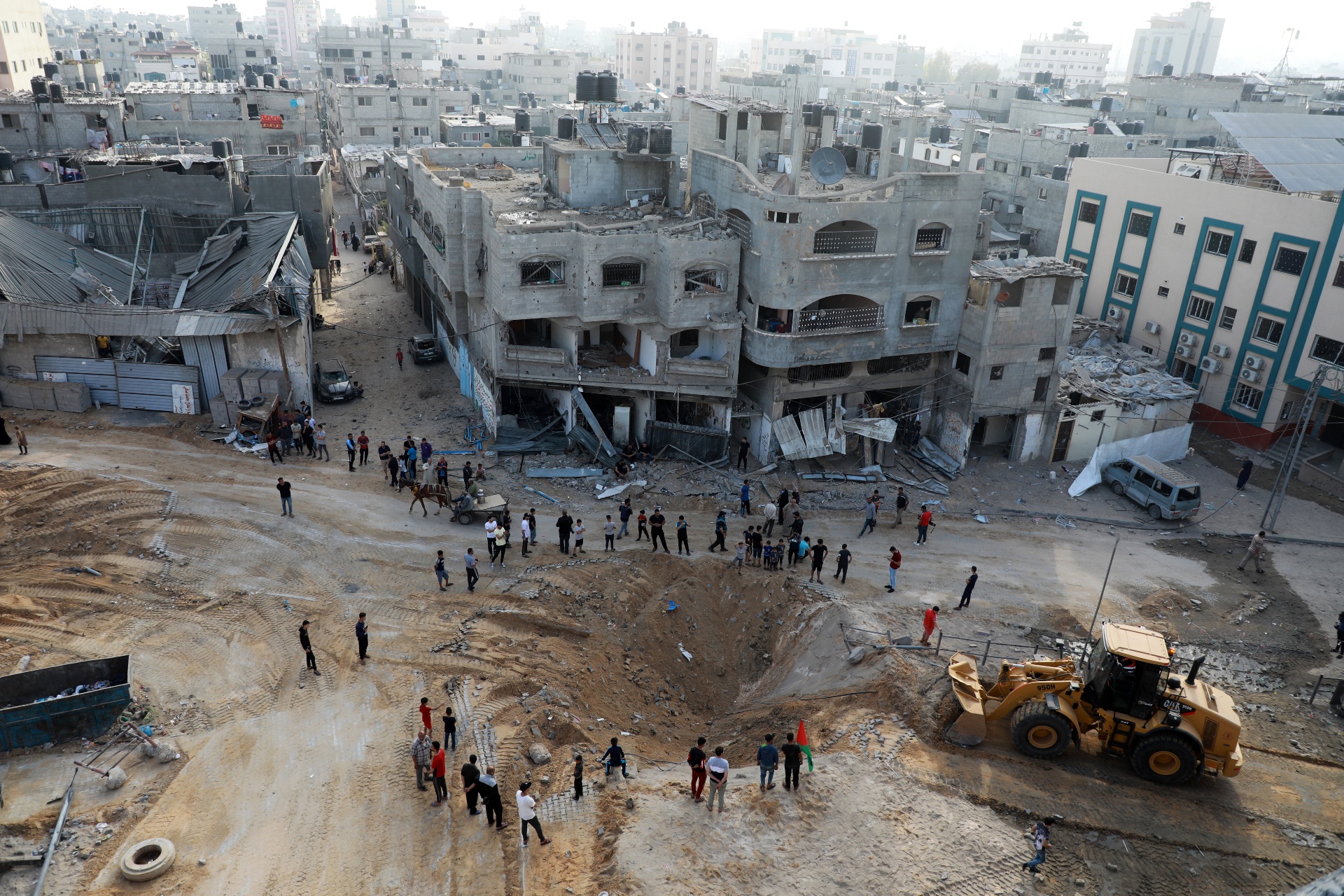 Moradores da Faixa de Gaza observam dano causado por míssil israelense