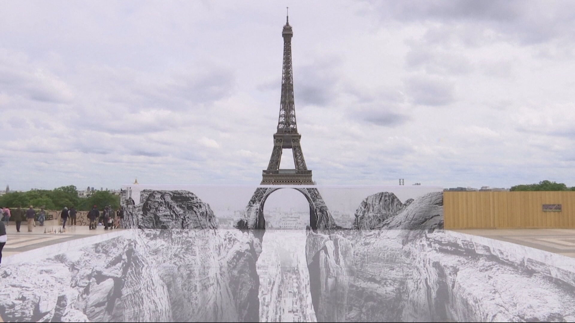 Torre Eiffel, em Paris, ganha novo cenário