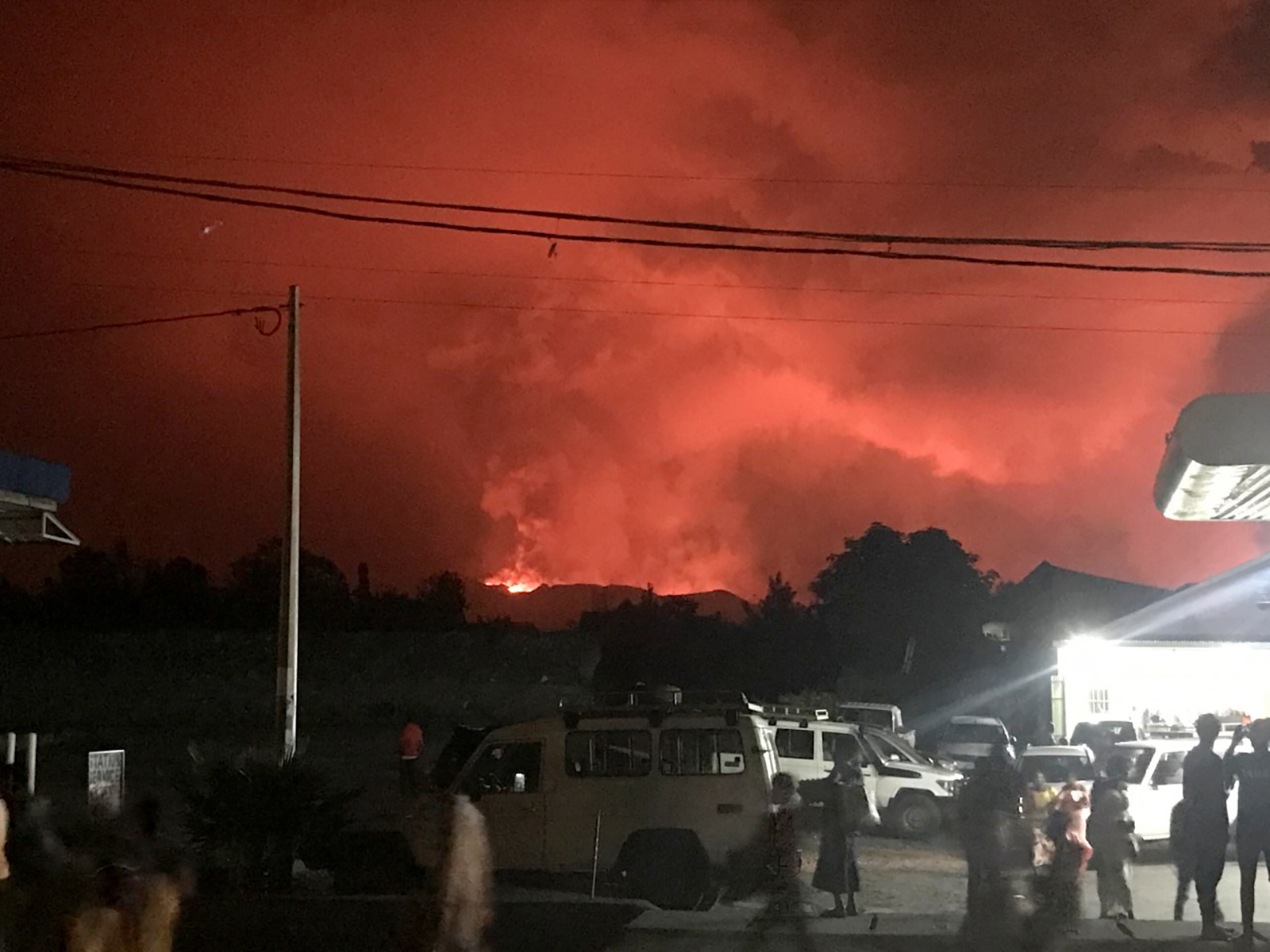 Fumaça e chamas de erupção vulcânica