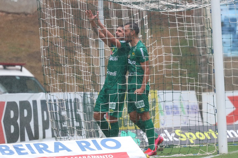 Jogadores do Cuiabá na jogo do título estadual