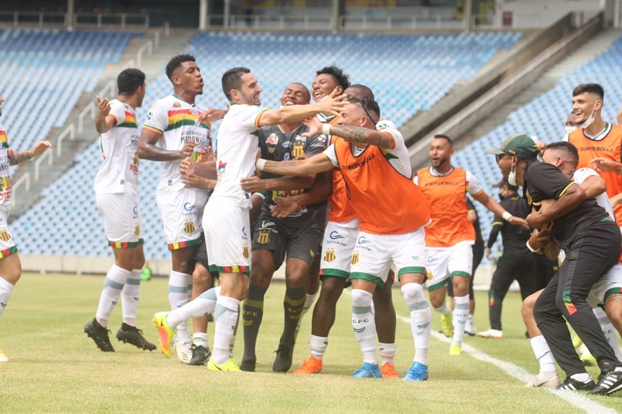 Jogadores do Sampaio Corrêa comemoram o título contra o Moto Clube