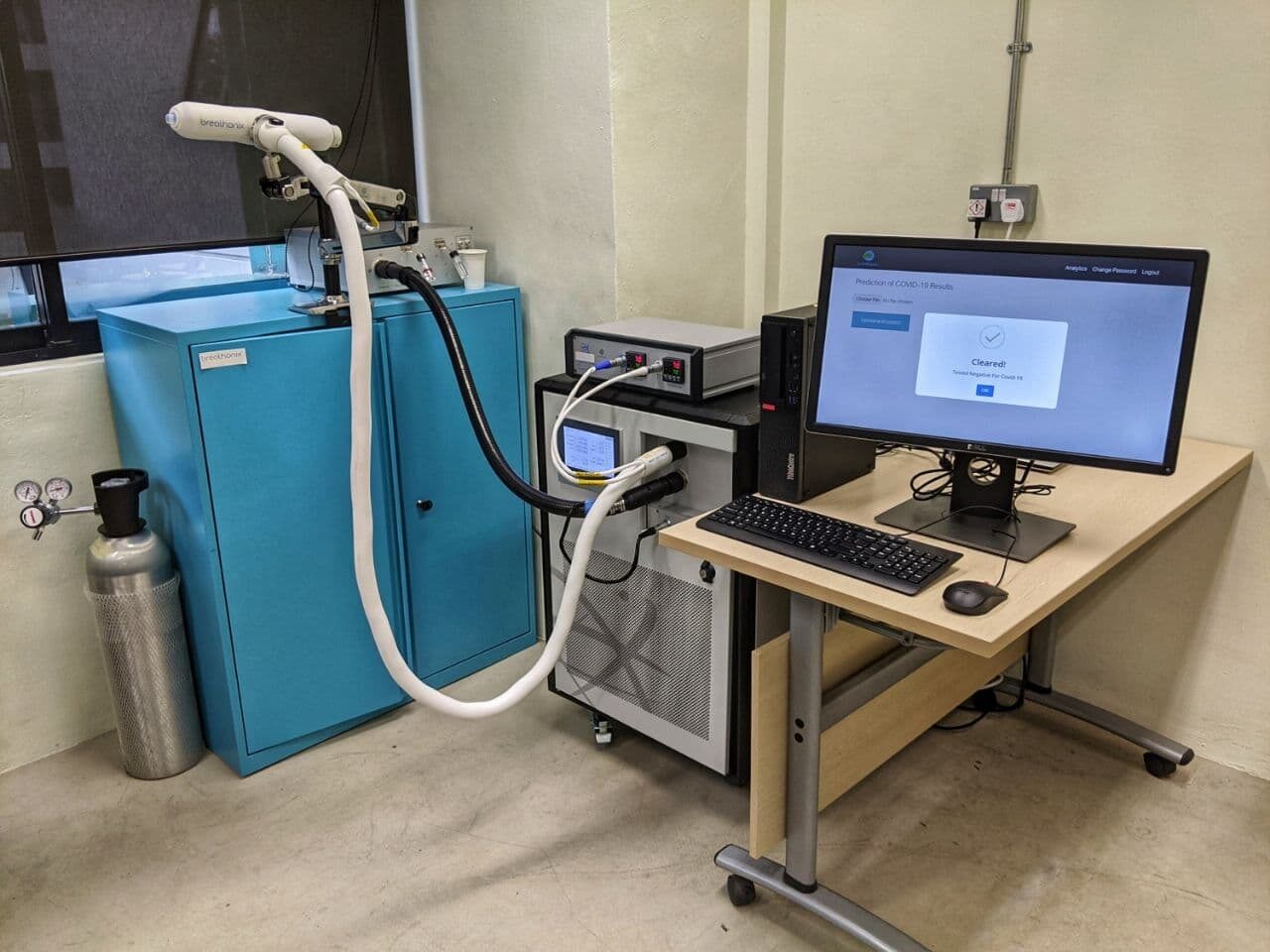 Máquina que realiza o teste do bafômetro para detecção da Covid-19