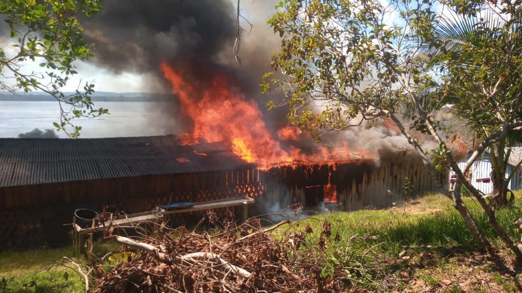 Casas queimam na terra indígena Munduruku, em Jacareacanga, Pará