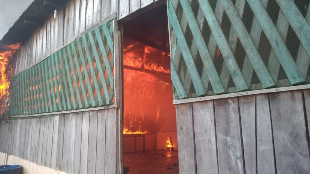 Casas queimam na terra indígena Munduruku, em Jacareacanga, Pará