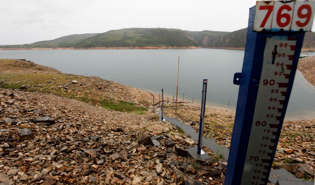 Instrumento para medição do nível d'água na barragem 