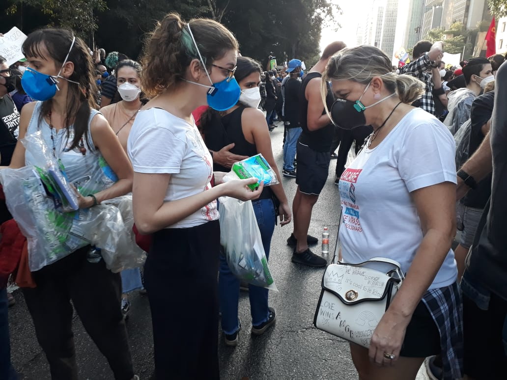 Na avenida Paulista, manifestantes distribuíram máscaras PFF2 em ato