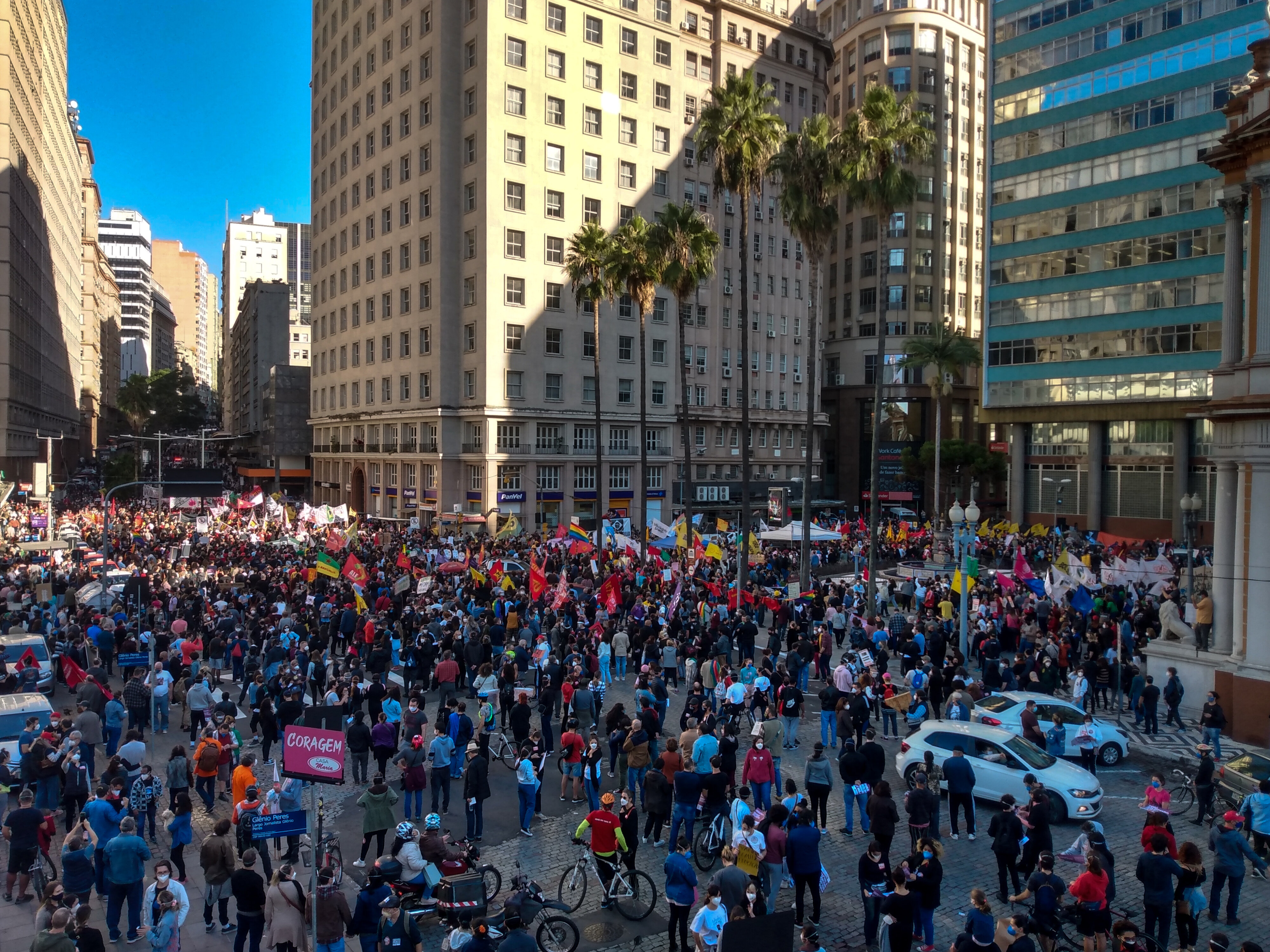 Manifestantes reunidos em ato contra o governo Bolsonaro em Porto Alegre