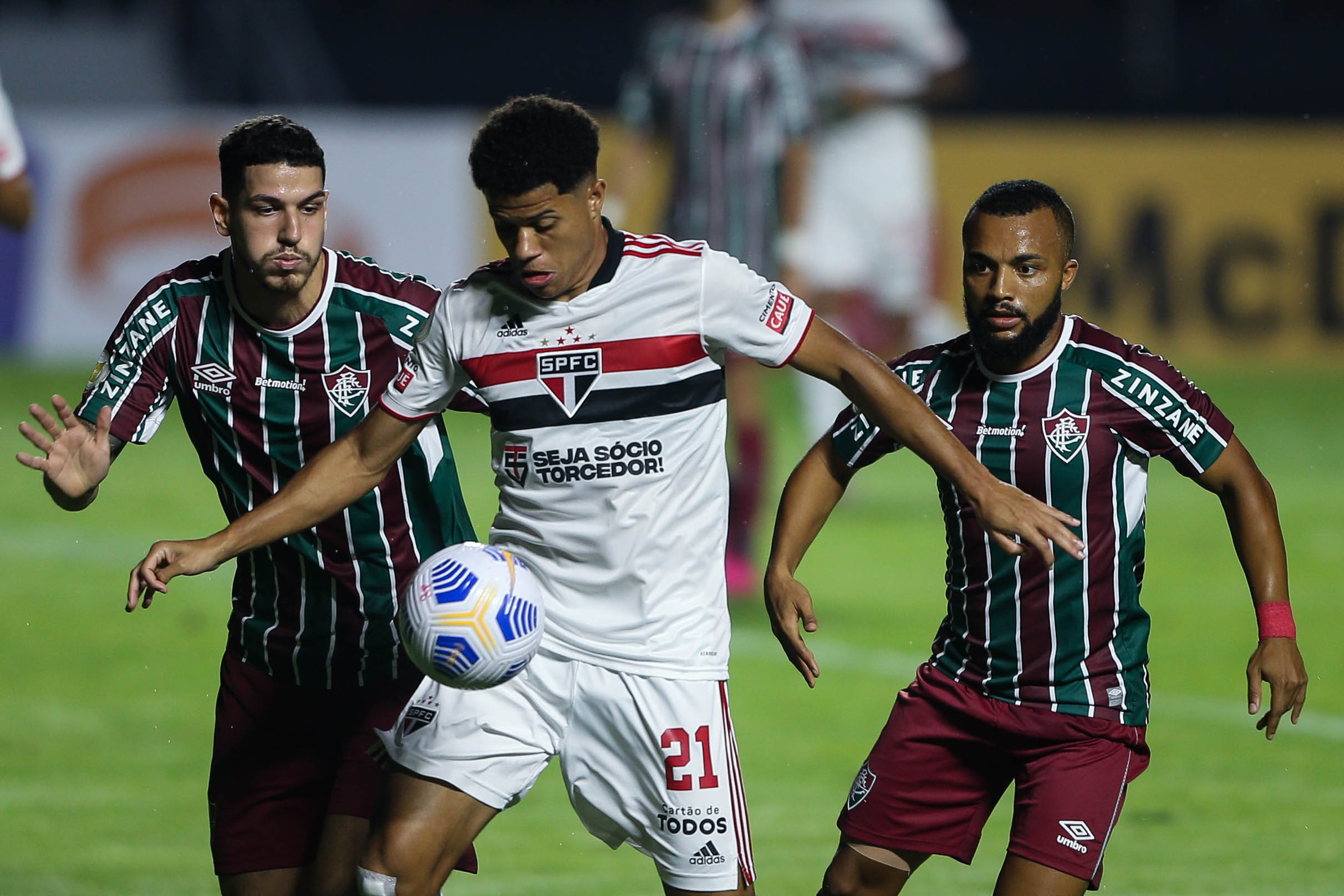 Gabriel Sara, do São Paulo, em lance com jogadores do Fluminense 