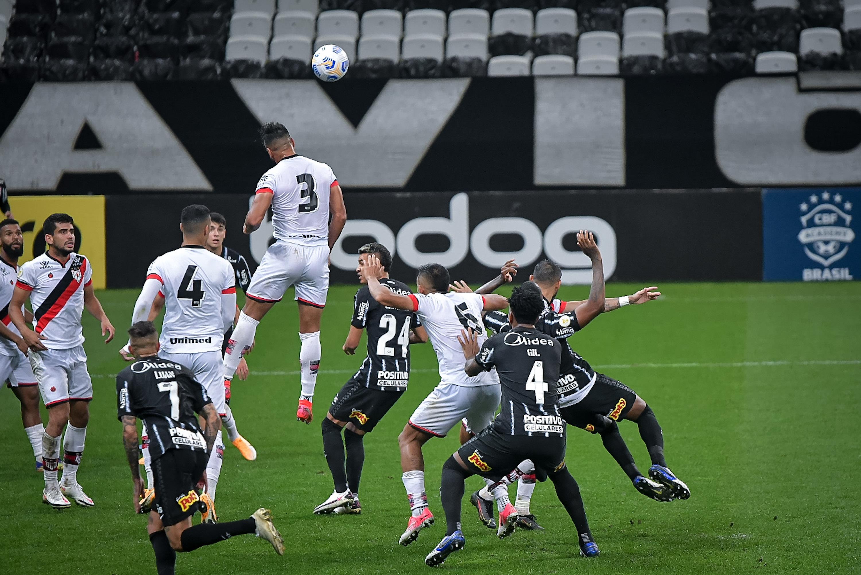 Lance durante partida entre Corinthians (SP) e Atlético GO