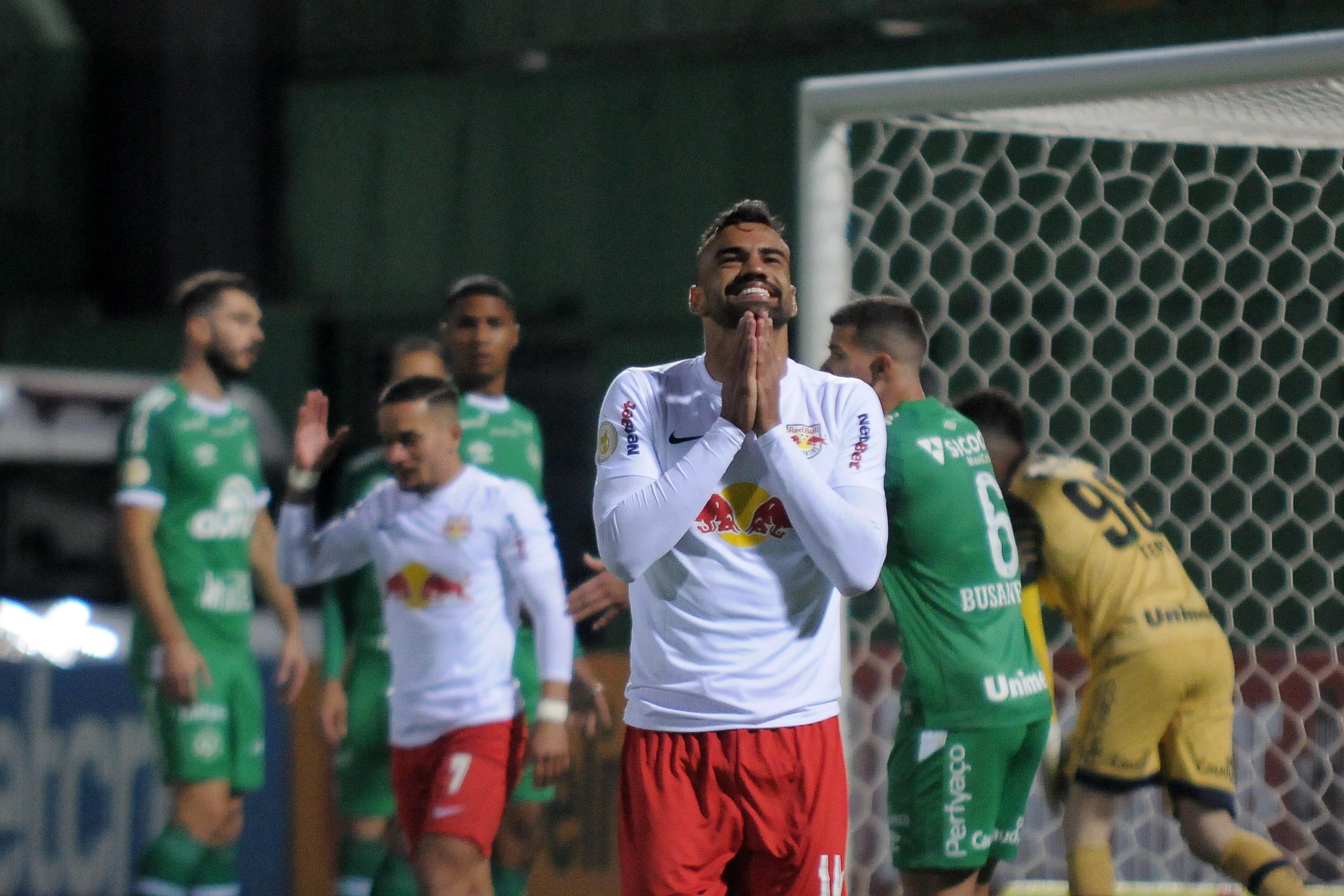 Lance durante partida entre Chapecoense e RB Bragantino, válido pelo Campeonato 