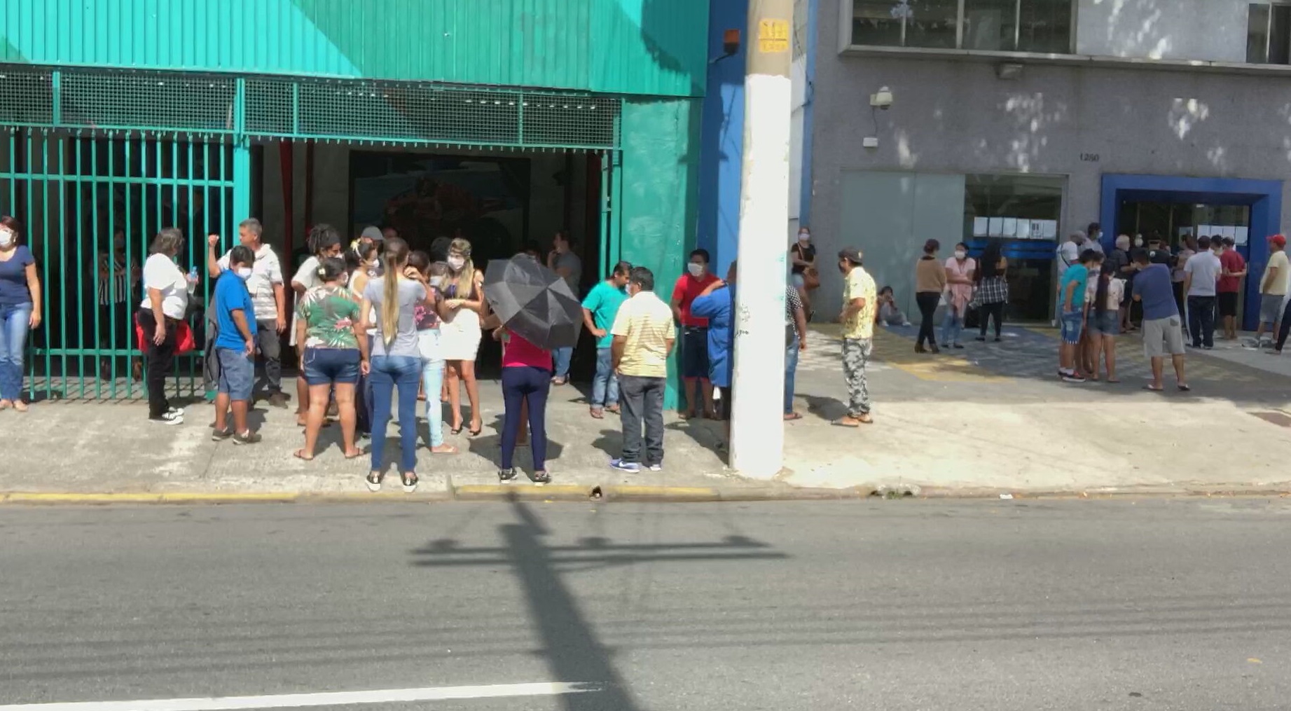 Por auxílio emergencial, agência da Caixa em São Paulo tem fila e aglomeração