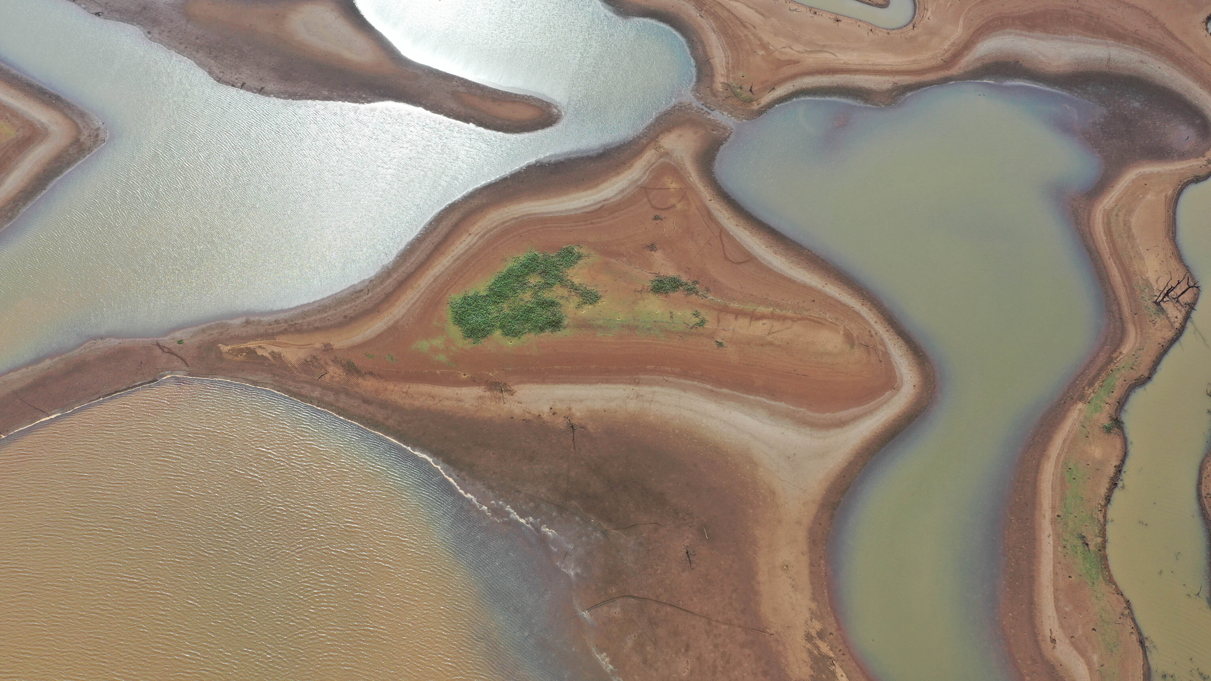 Imagens aéreas mostram a seca em represa entre os estados de Minas Gerais e São 