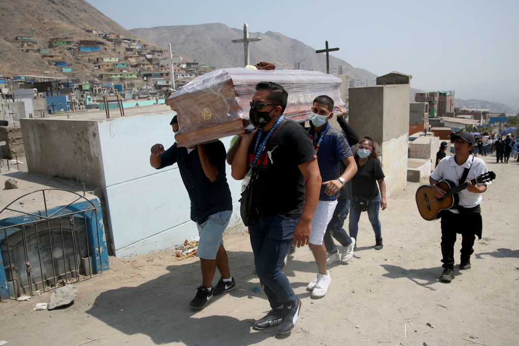 Parentes enterram vítima idosa da Covid-19 em Lima, no Peru
