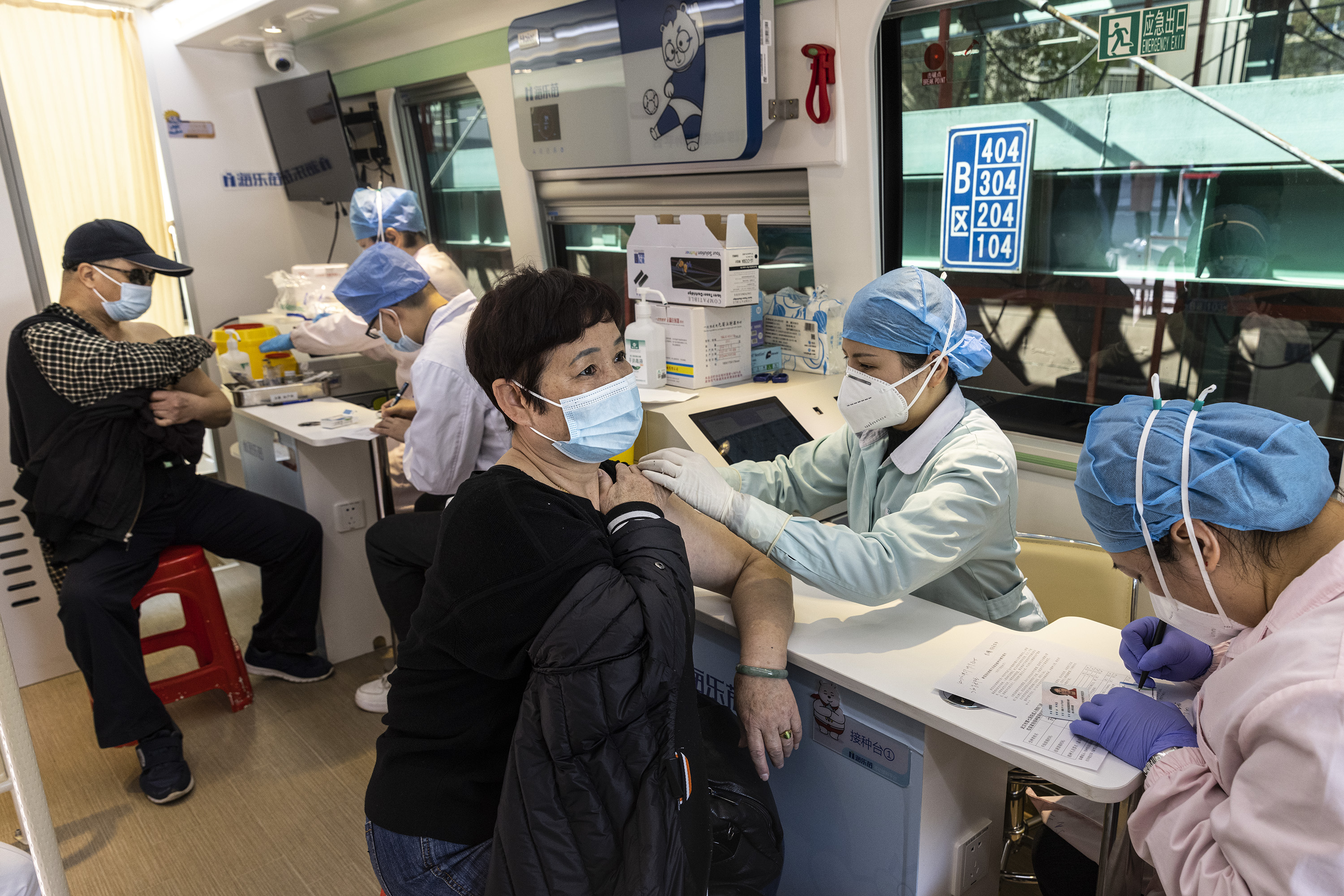 Moradores de Wuhan, na China, são vacinados contra a Covid-19
