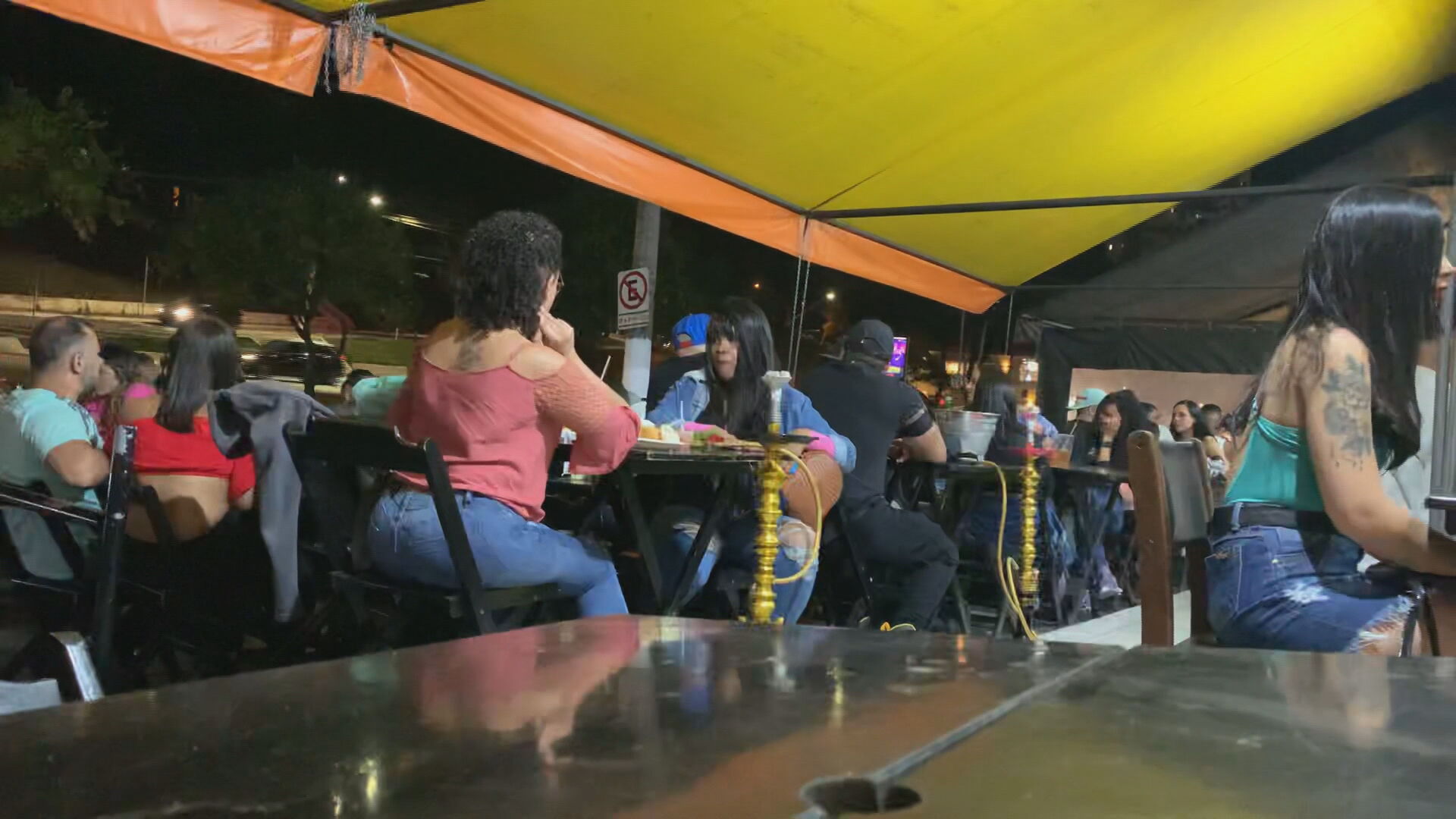 Restaurantes ignoram distanciamento de mesas e lotação em São Paulo (05.jun.2021