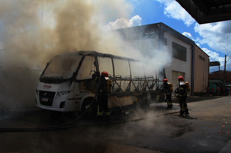 Ônibus incendiado em Manaus, no Amazonas