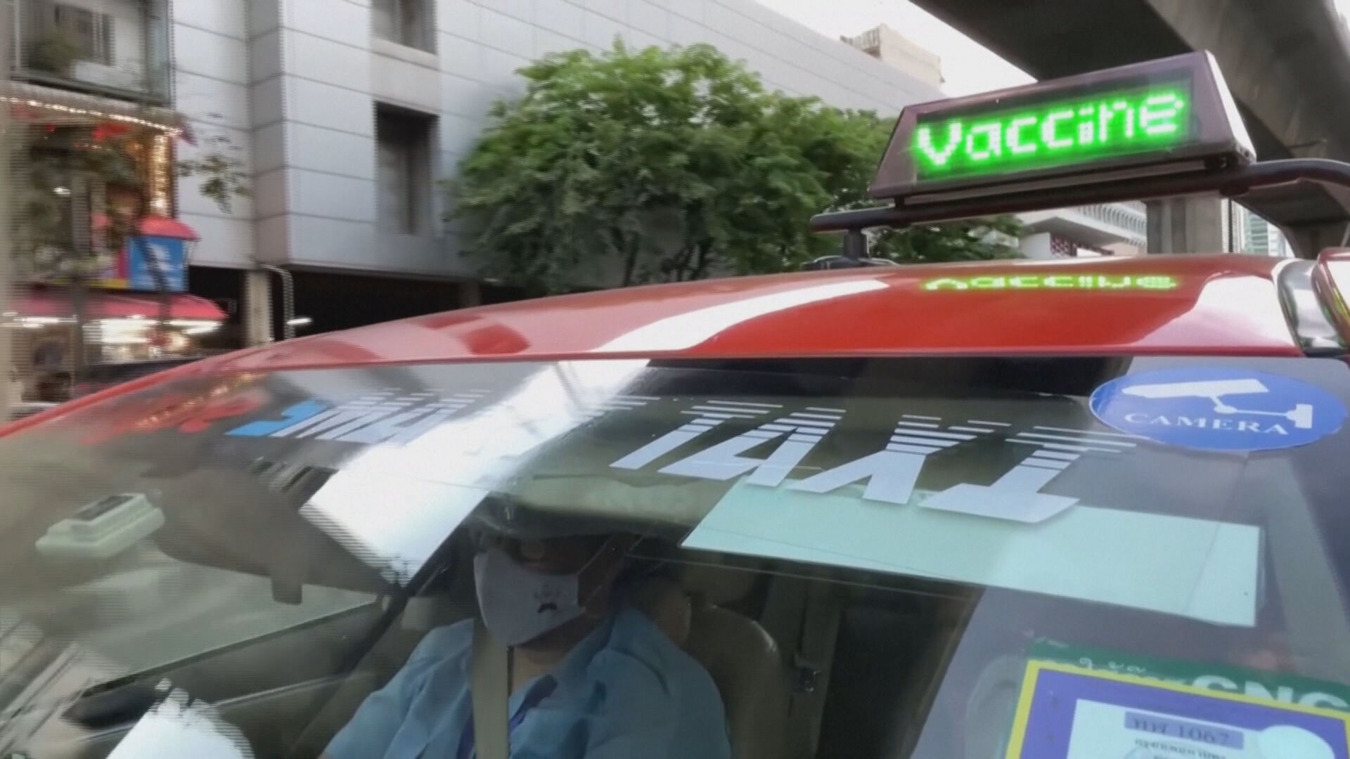 Taxista usa sinal luminoso para confirmar vacinação contra Covid-19