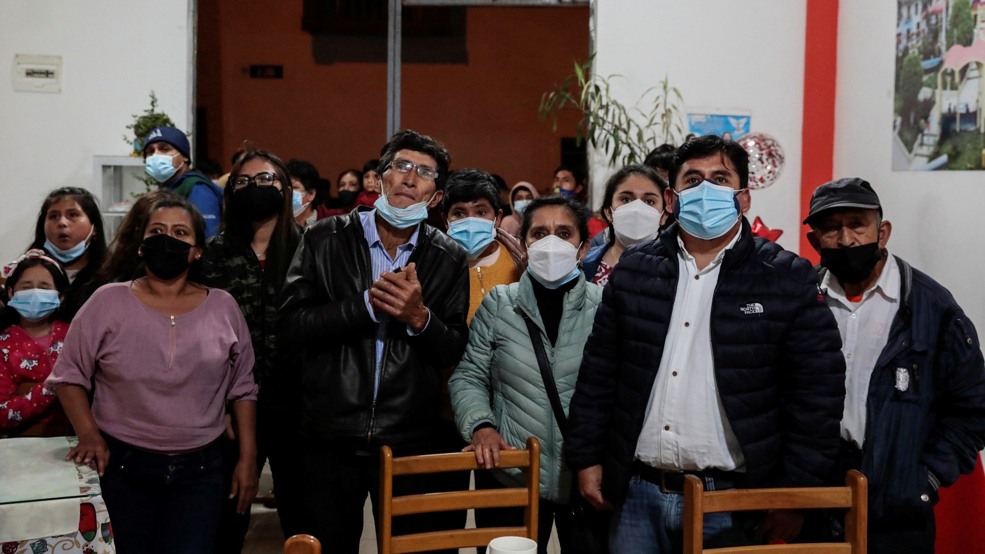 Apoiadores de Pedro Castillo acompanham divulgação de resultados no Peru