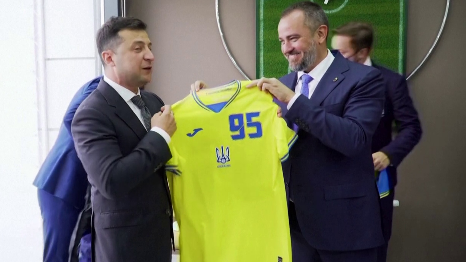 Presidente da Ucrânia, Volodymyr Zelensky, mostra a camisa da seleção do país