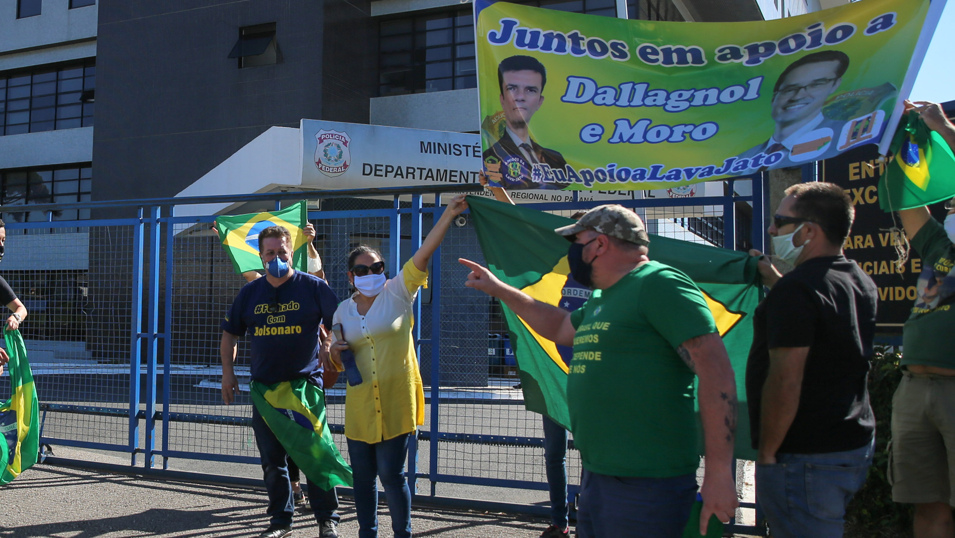 Manifestantes pró Moro e pró Bolsonaro manifestam em frente à PD de Curitiba.