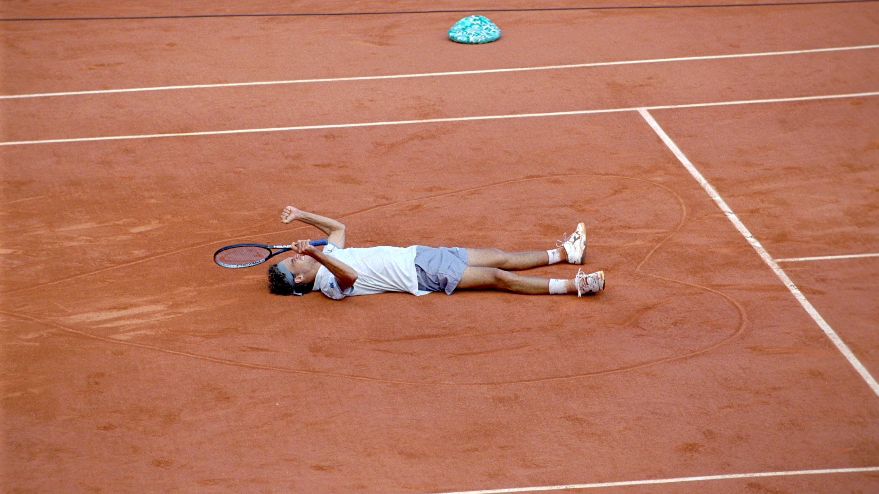 Guga deita em coração desenhado no saibro de Roland Garros em 2001