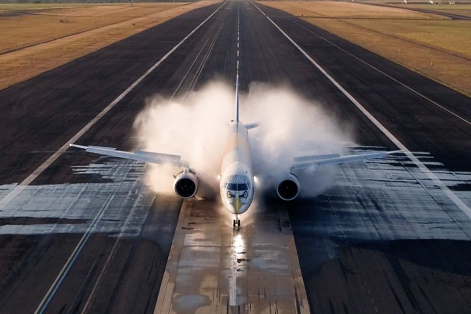 Avião na pista da Embraer em Gavião Peixoto (SP)