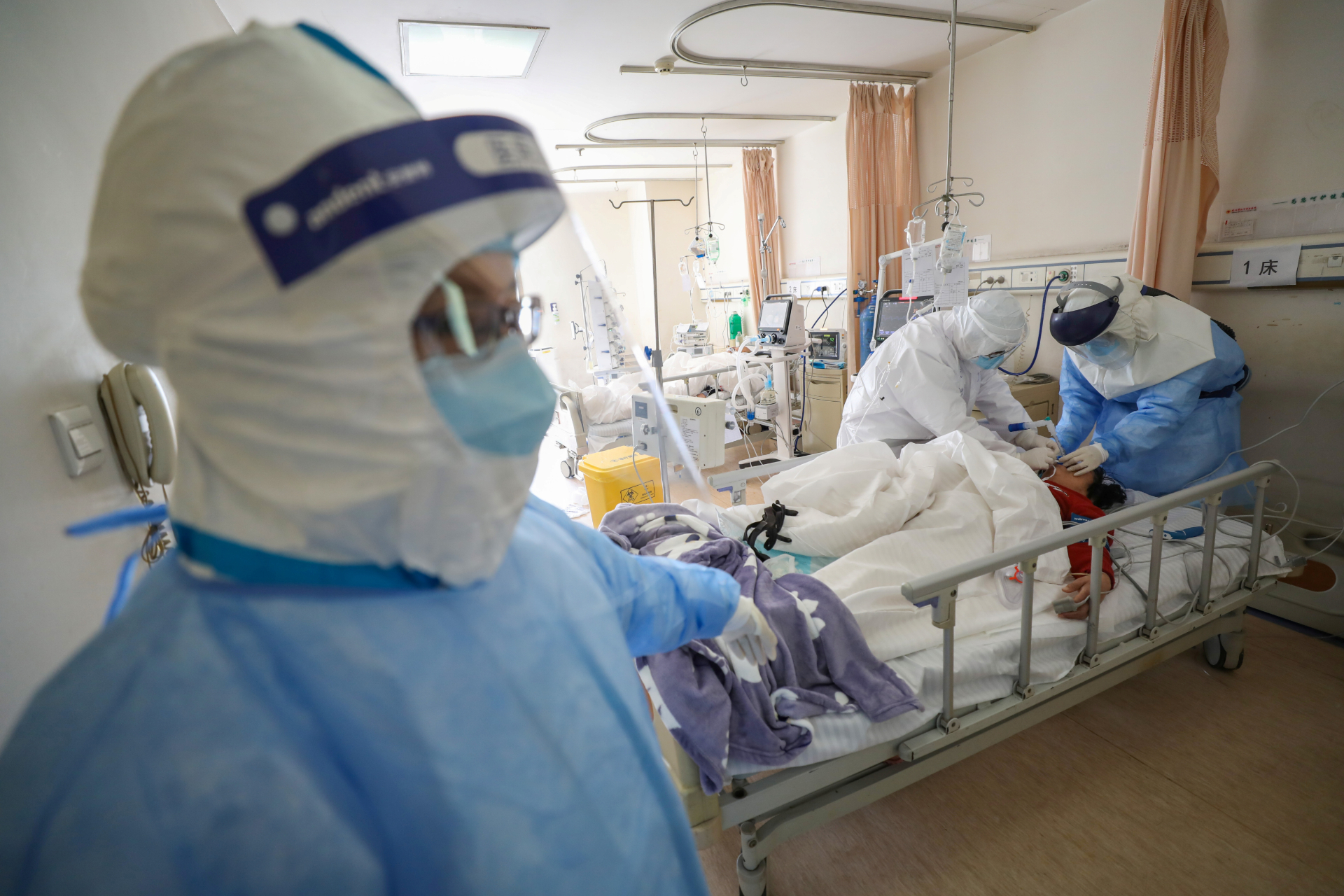 Equipe médica atua em hospital de Wuhan, China, epicentro do coronavírus