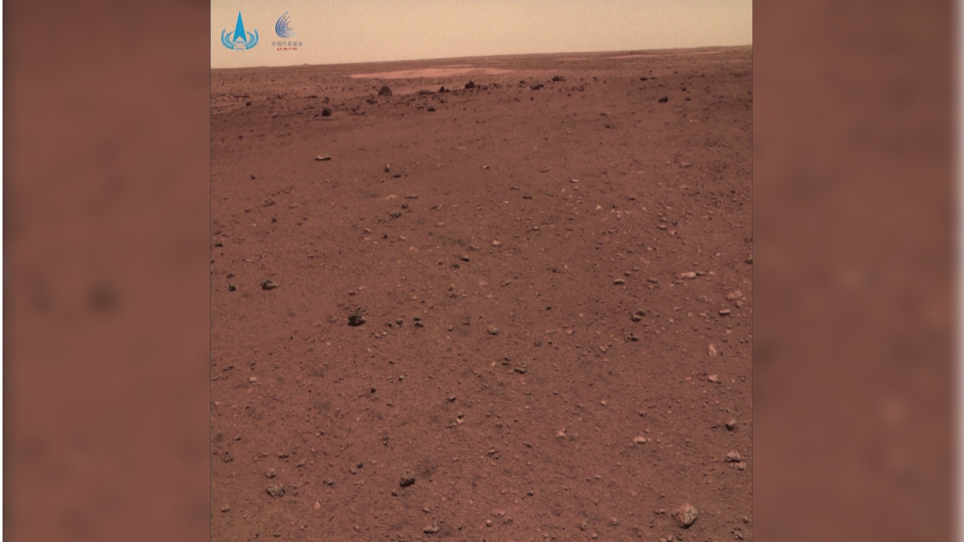 Imagem do rover chinês Zhurong mostra superfície laranja de Marte