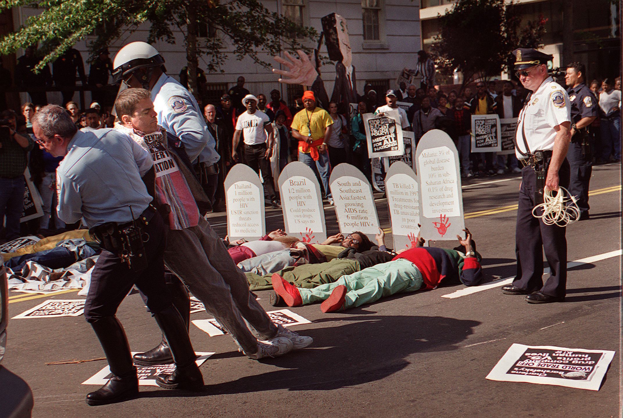 Mark Milano é preso em protesto contra mortes por HIV, em 1994