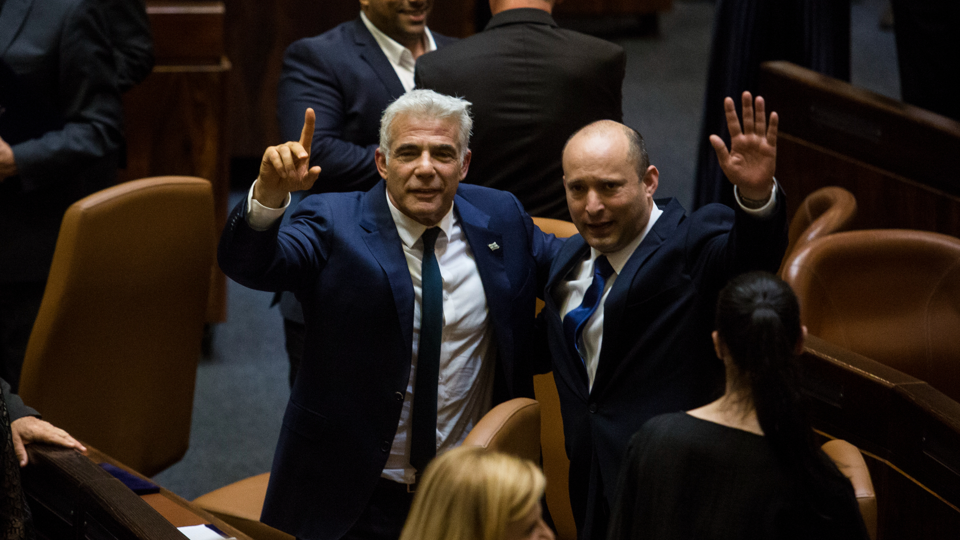 Naftali Bennett acena ao lado de Yair Lapid após votação no parlamento