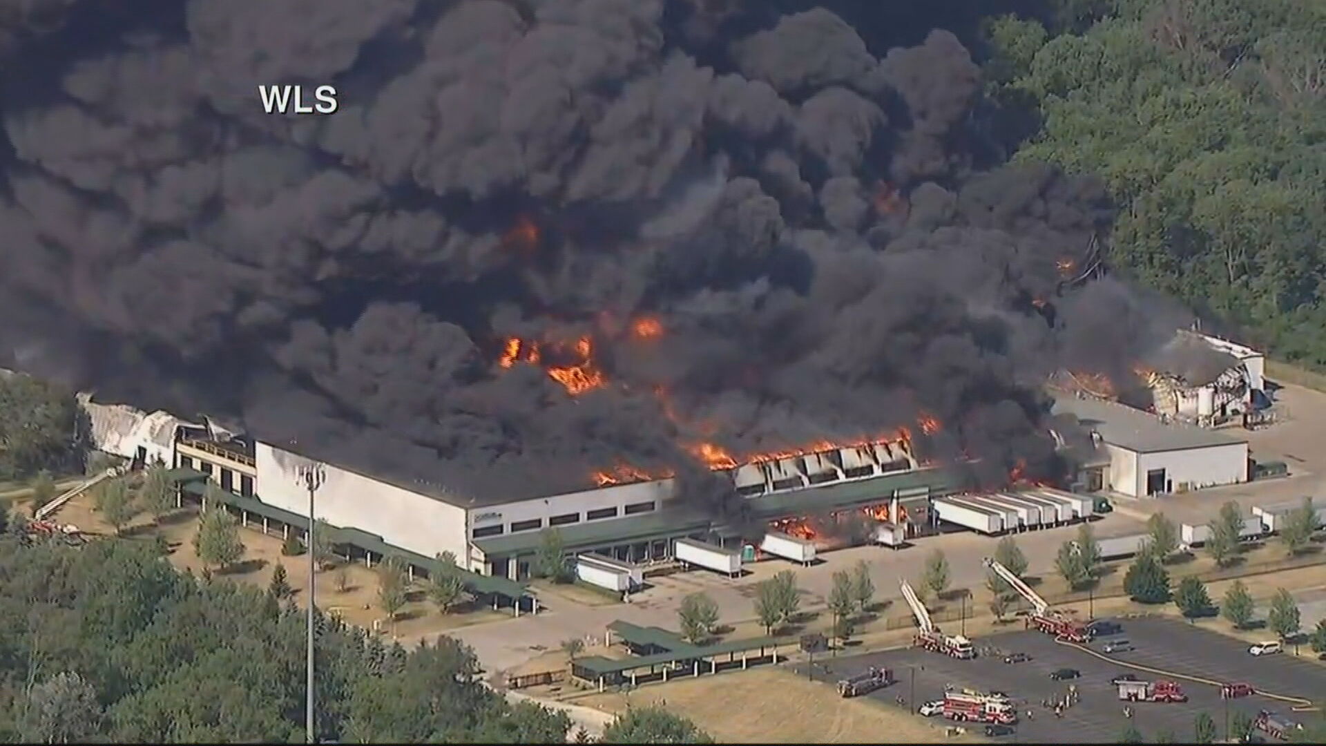 Bombeiros controlam incêndio em fábrica de produtos químicos nos Estados Unidos