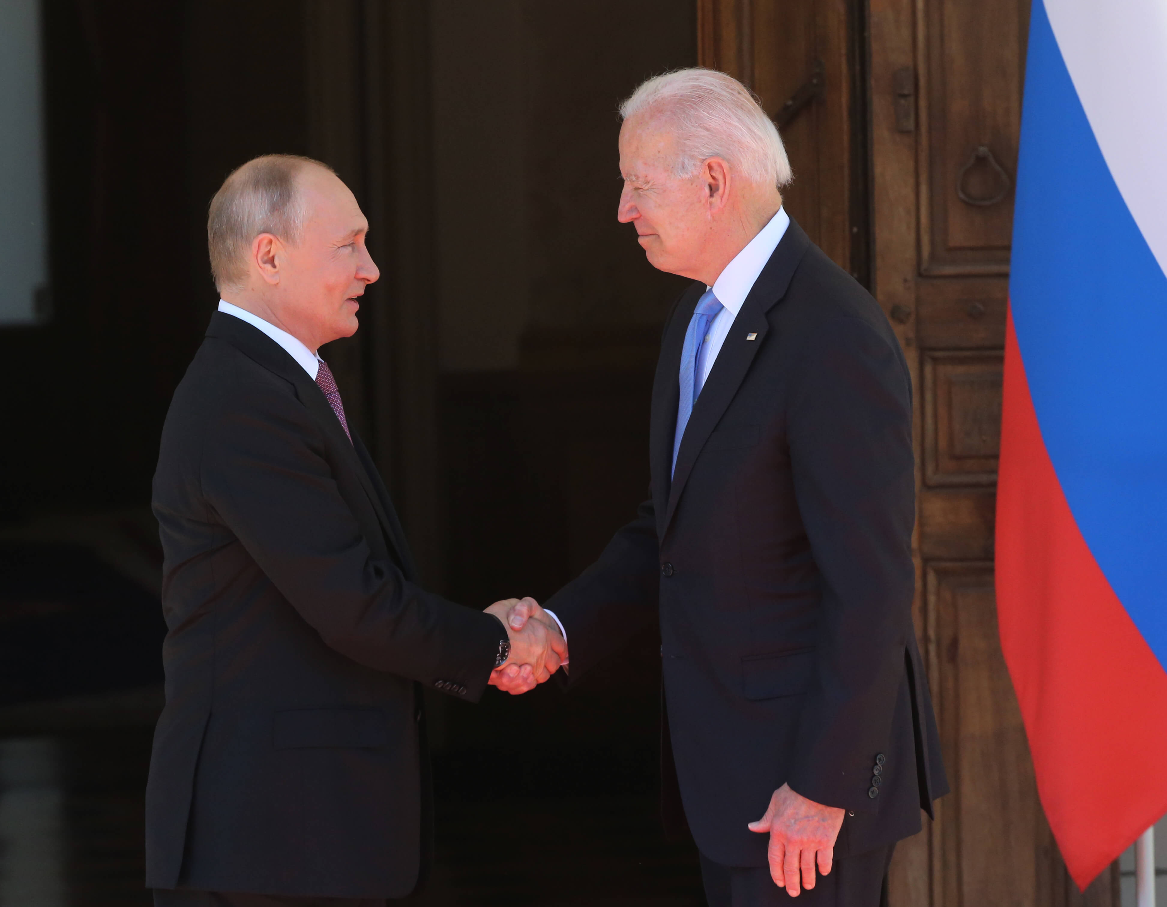 Vladimir Putin e Joe Biden apertam mãos em Genebra, na Suíça