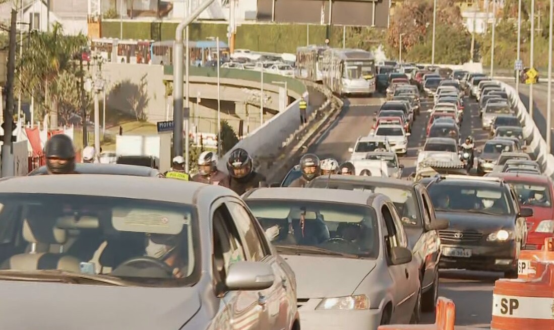 Motoristas enfrentam trânsito na zona sul após novas medidas de isolamento em SP