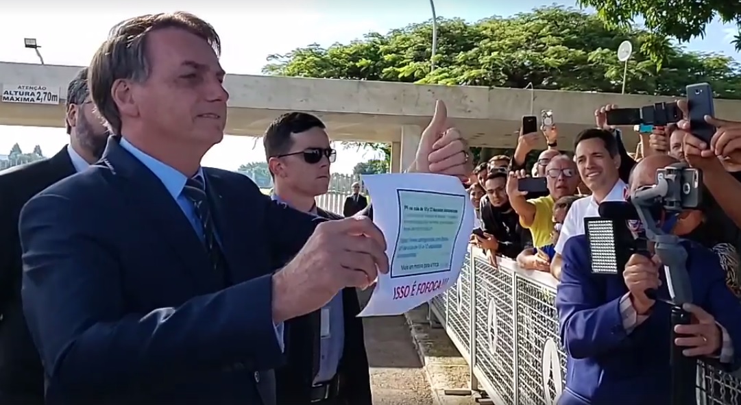Presidente Jair Bolsonaro na saída do Palácio da Alvorada
