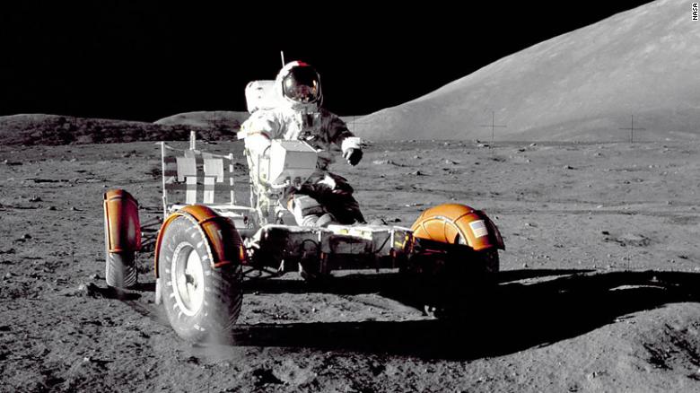 Missão Apollo 17 em 1972.: comandante da missão Eugene Cernan testa um veículo m