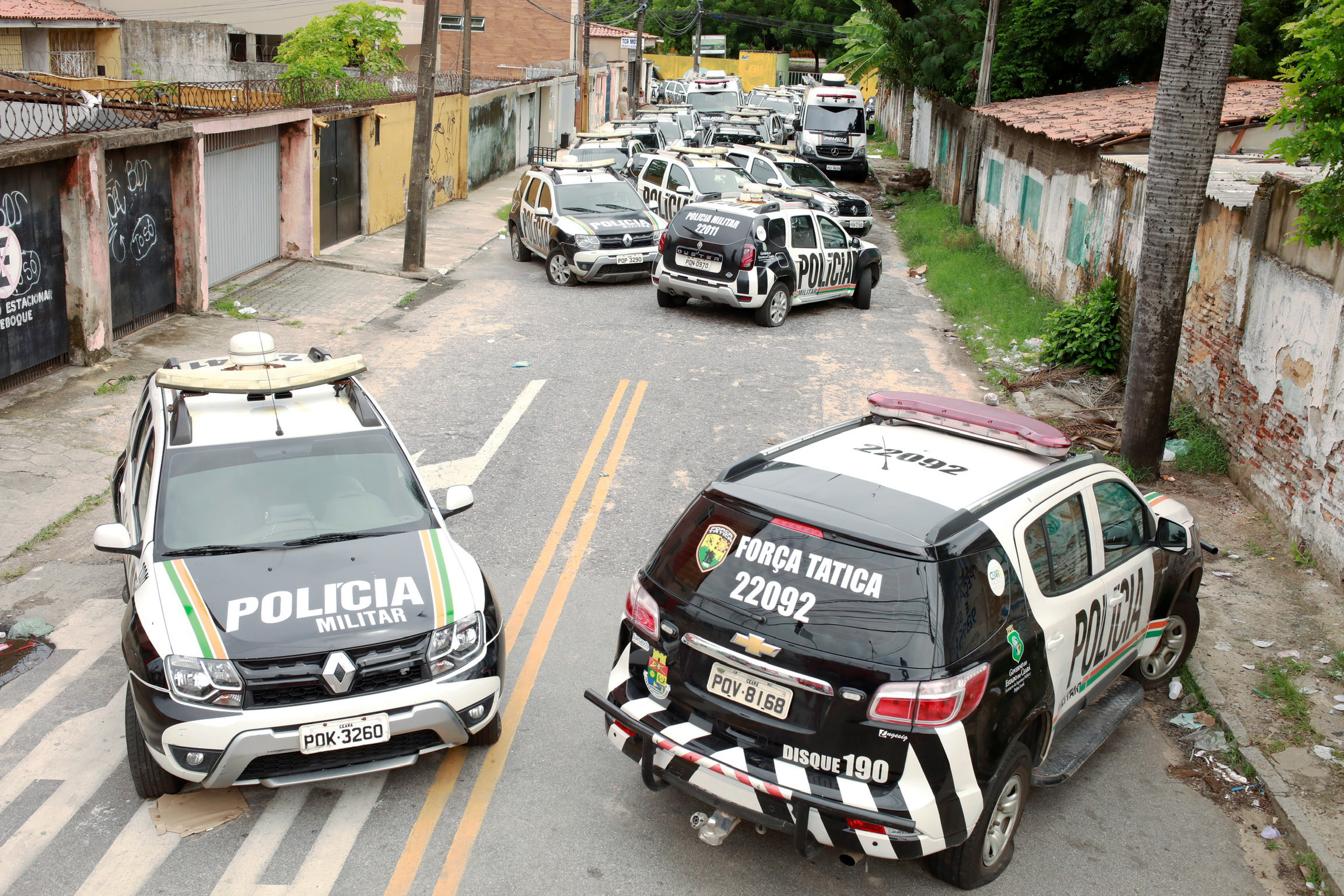 Viaturas da Polícia Militar do Ceará em frente a batalhão durante greve 