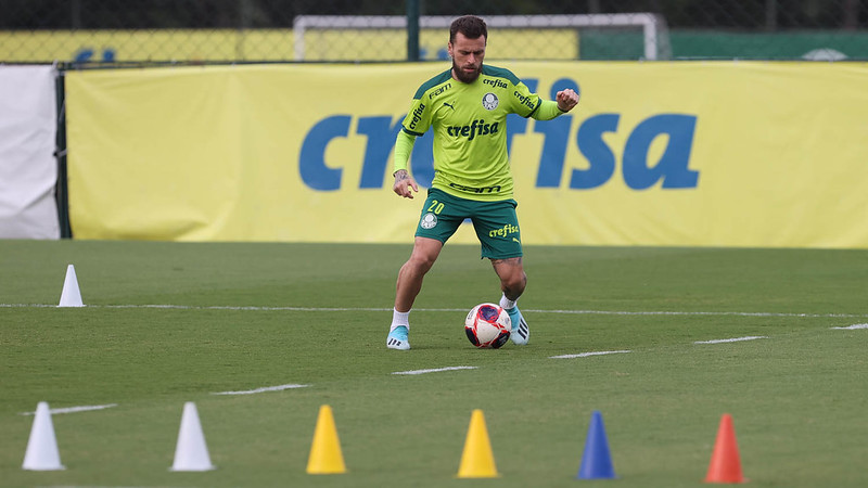 O jogador Lucas Lima, do Palmeiras, durante treinamento, na Academia de Futebol