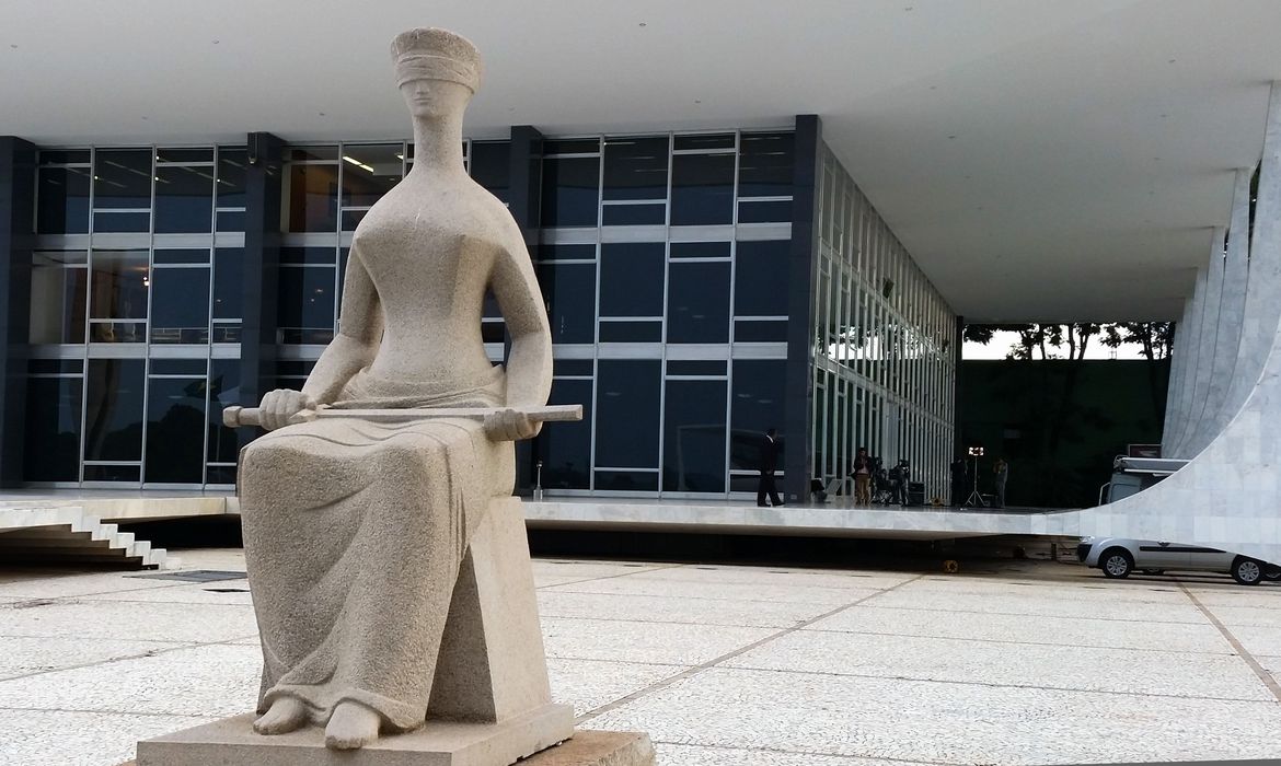 Estátua da Justiça em frente ao prédio do STF em Brasília 