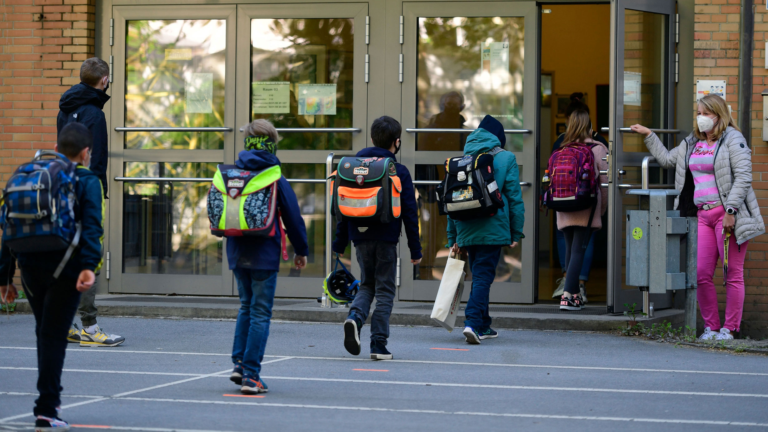 Crianças fazem fila com distanciamento na escola primária Petri, em Dortmund