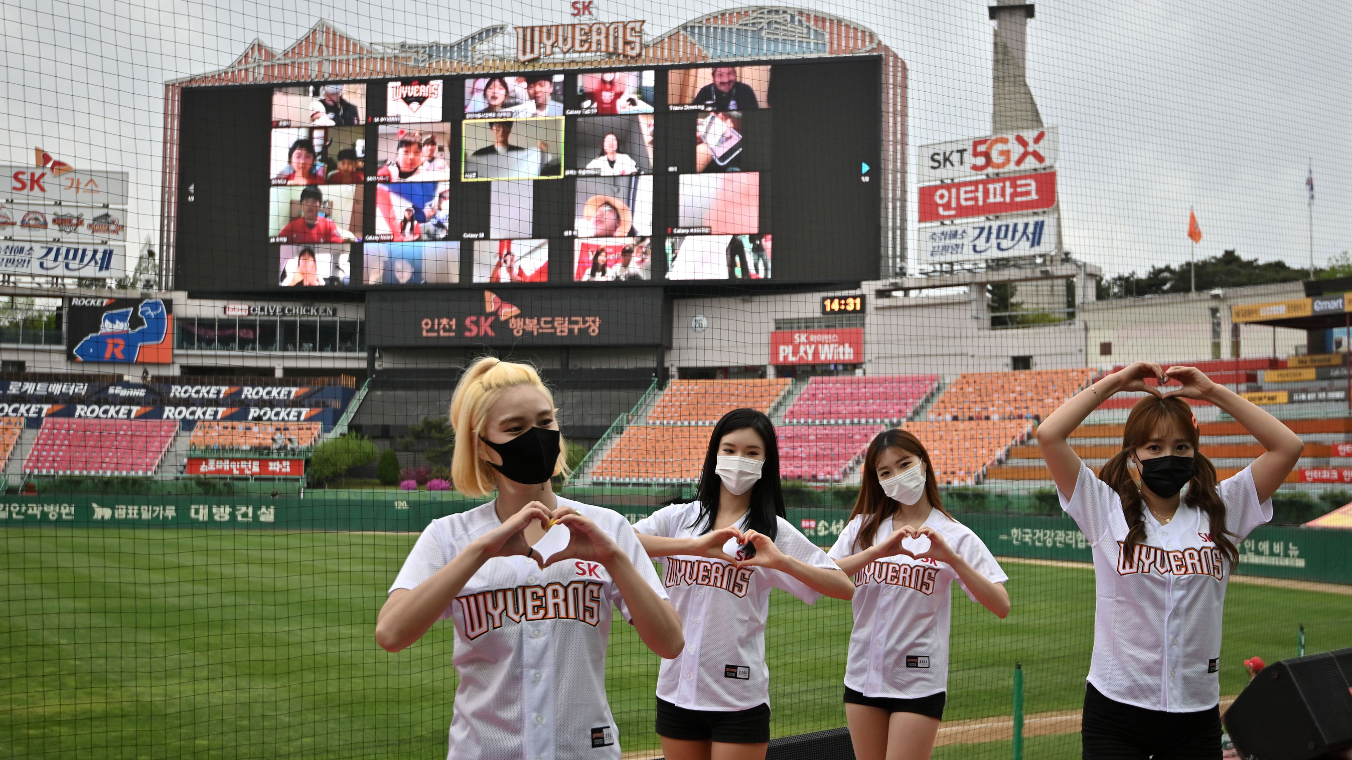 Líderes de torcida no jogo de reabertura da temporada de beisebol em Seul