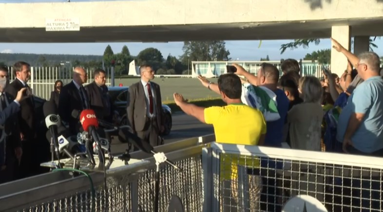 Apoiadores oram por Jair Bolsonaro na porta do Palácio da Alvorada