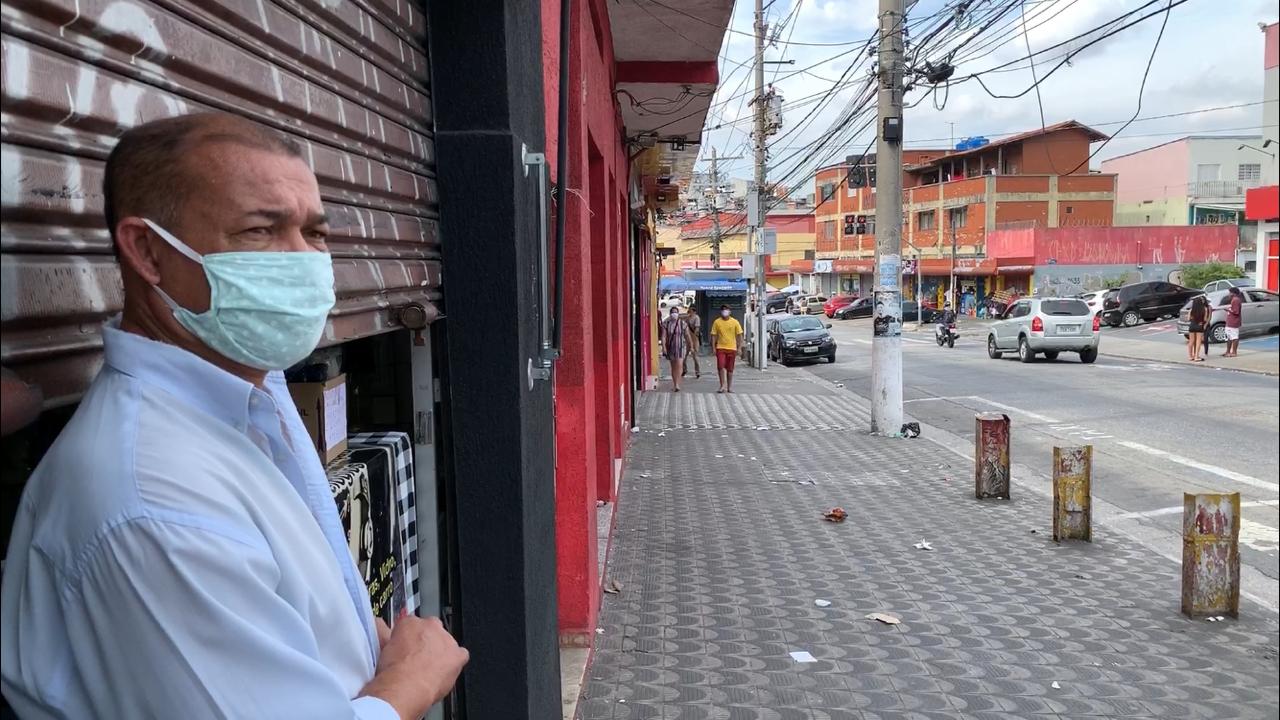 O cabeleireiro Dejair Batista, morador da Brasilândia, em SP