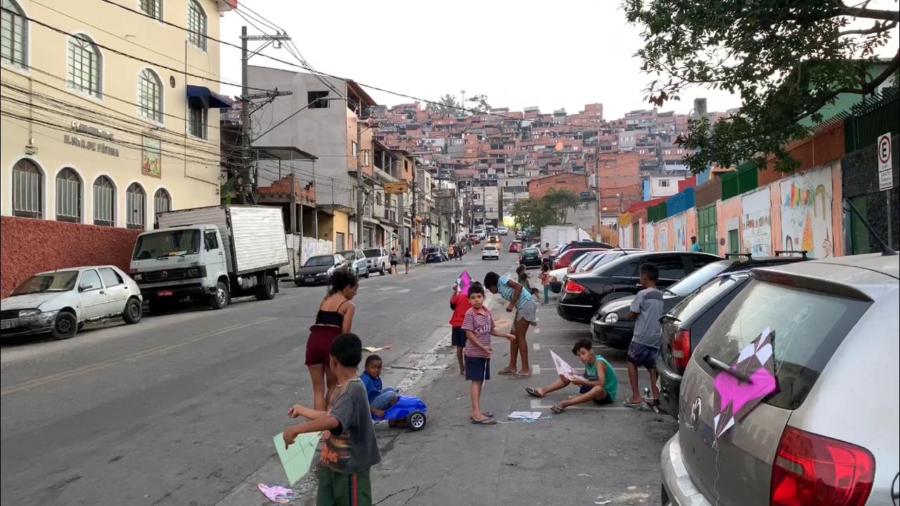 Crianças brincam na rua na Brasilândia, em SP, durante pandemia da Covid-19