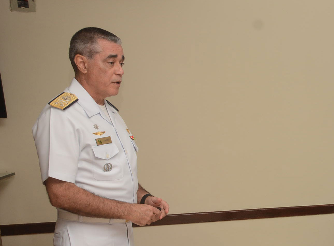 O almirante Luiz Fróes em palestra