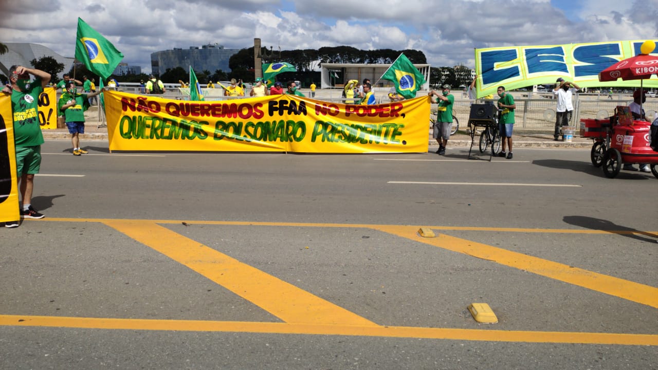 Manifestantes apoiam Bolsonaro